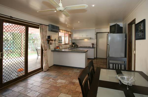 QUIET COURT LOCATION 3 BEDROOM, 2 BATHROOM Picture 3