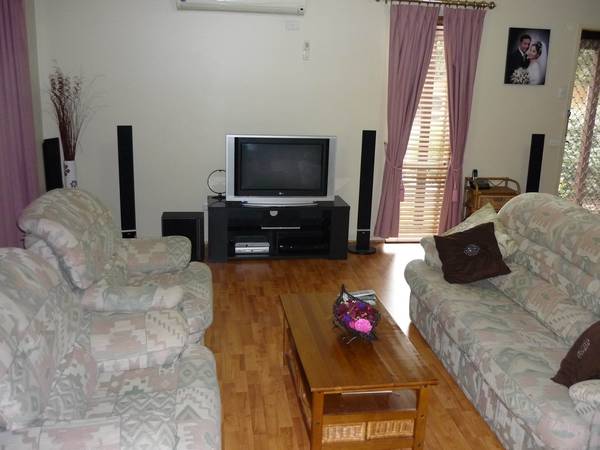 STOP PAYING RENT FANTASTIC 2 BEDROOM UNIT Picture 3