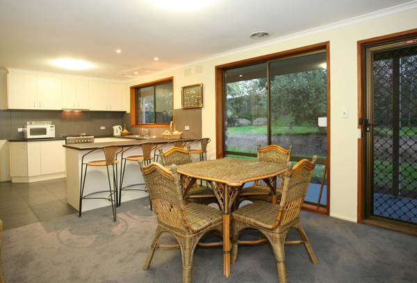 SPACIOUS FAMILY HOME, ALMOST AN ACRE - WORKSHOP - LOCATION Picture 3