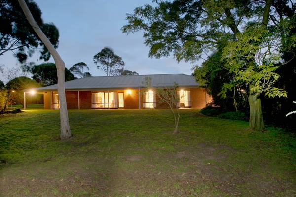 SPACIOUS FAMILY HOME, ALMOST AN ACRE - WORKSHOP - LOCATION Picture 1