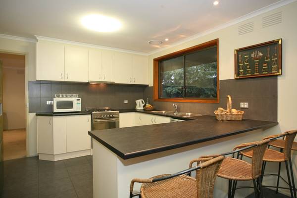 SPACIOUS FAMILY HOME, ALMOST AN ACRE - WORKSHOP - LOCATION Picture 2