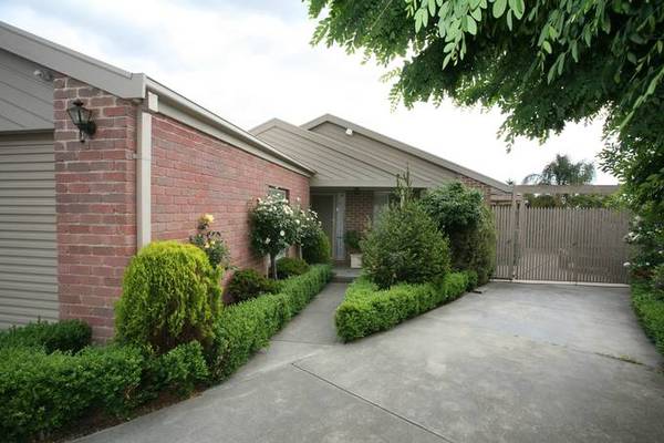 SUMMER ENTERTAINING IN NORTH SIDE NARRE WARREN Picture