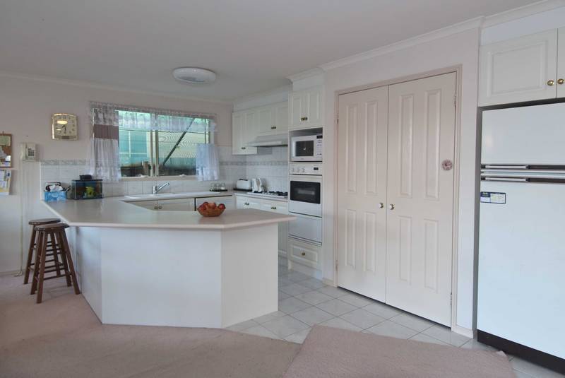 SIX BEDROOMS AND EXCELLENT LOCATION Picture 2