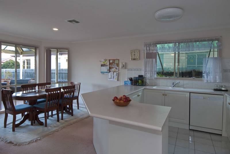 SIX BEDROOMS AND EXCELLENT LOCATION Picture 3