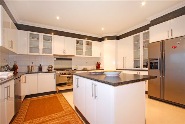 DOUBLE STOREY LUXURY LIVING Picture 3