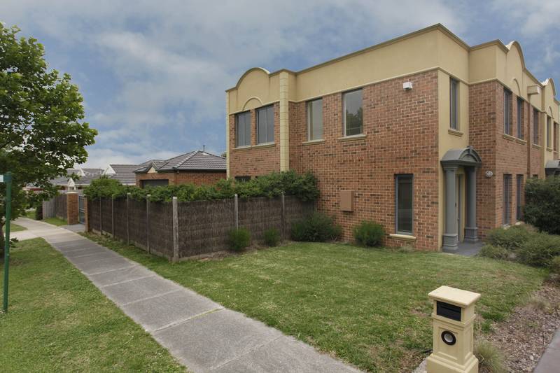 TOWNHOUSE WITH IT ALL Picture 1