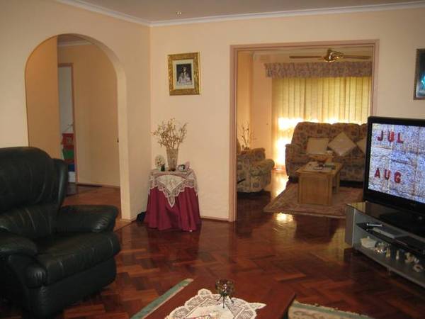 FAMILY HOME IN QUIET COURT!!
UNDER APPLICATION Picture