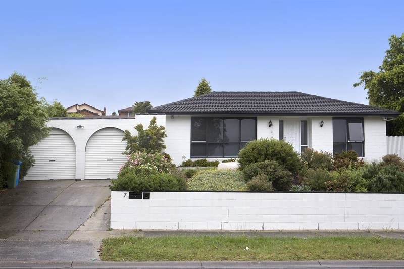 STYLISH AND ELEGANT, THIS HOUSE HAS IT ALL!! Picture 1