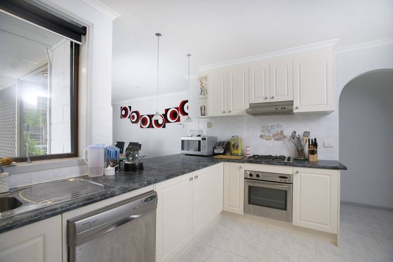 STYLISH AND ELEGANT, THIS HOUSE HAS IT ALL!! Picture 3