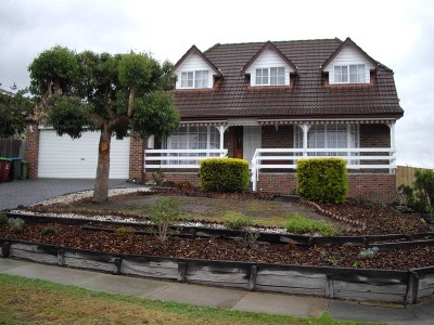 GORGEOUS CAPE CODE WITH POOL Picture