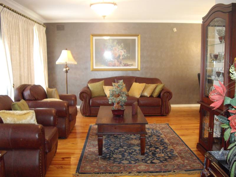 PERFECTLY LOCATED WITH NOTHING TO SPEND Picture 2