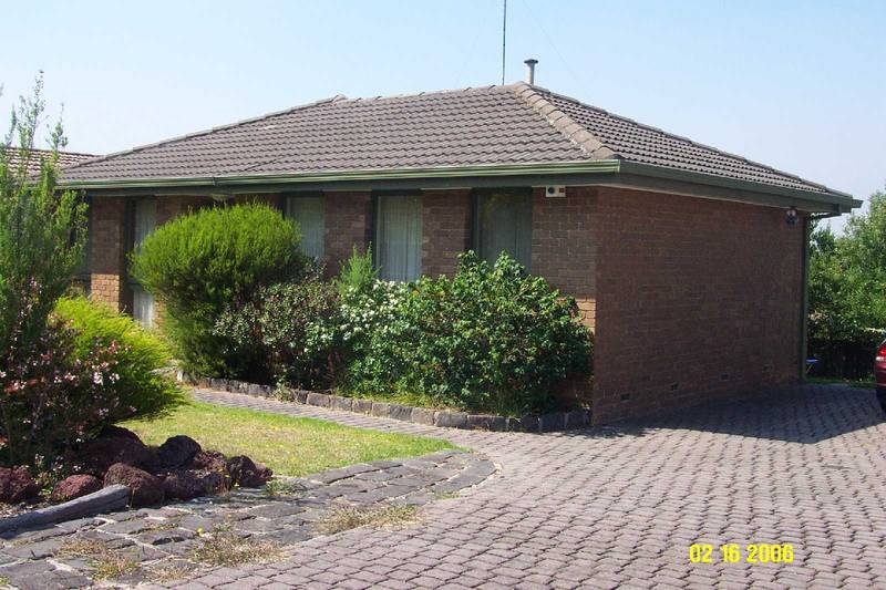 FAMILY LIVING-UNDER APPLICATION!! Picture 1