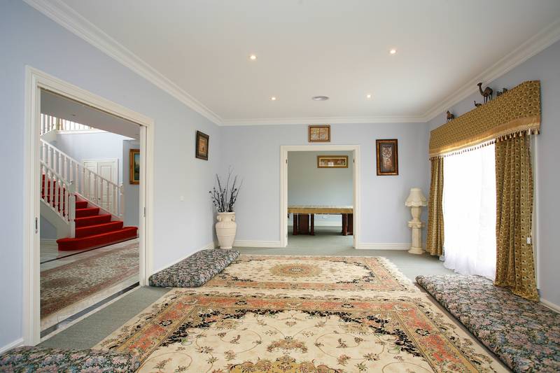 BUILT FOR A KING AND QUEEN Picture 3