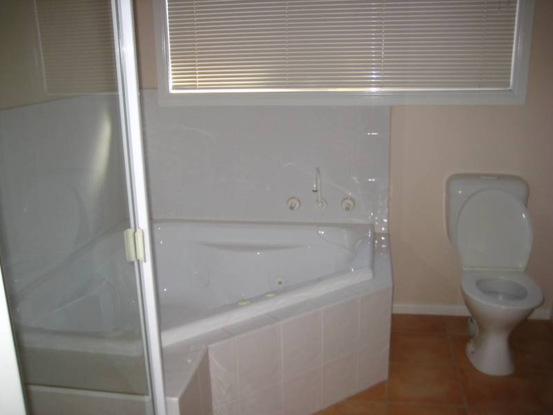 SPACIOUS FAMILY LIVING!! Picture 3