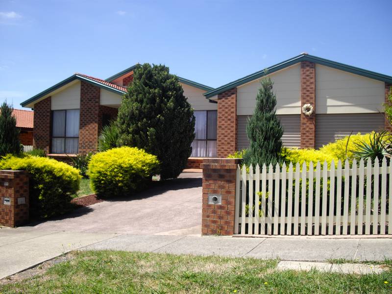 SPACIOUS 4 BEDROOM FAMILY HOME Picture 1