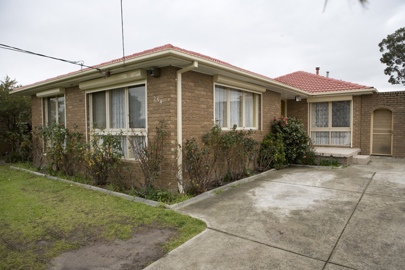 SUITS LARGE FAMILY
UNDER APPLICATION Picture 1