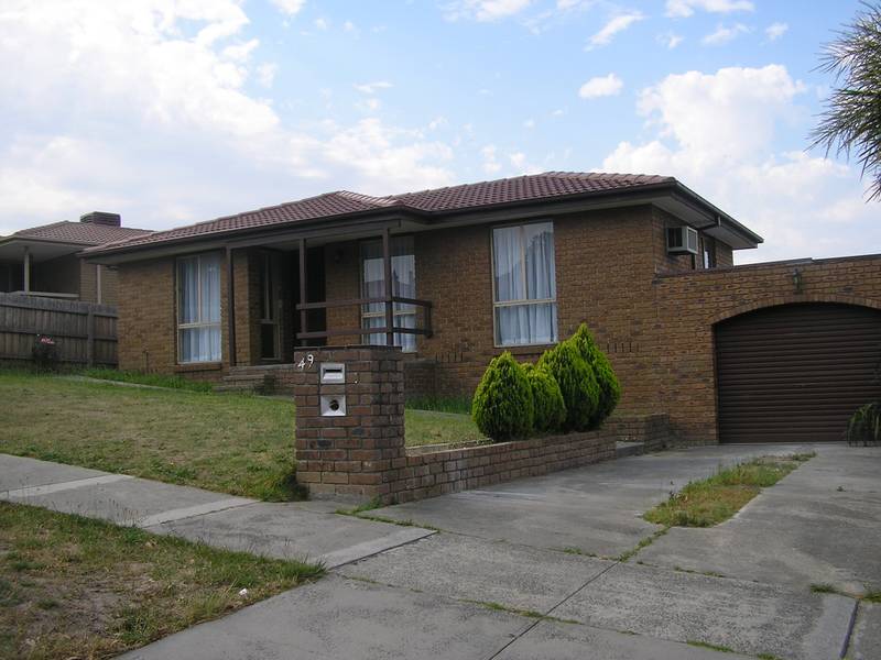 NEAT FAMILY HOME, STONES THROW FROM SHOPPING CENTRE Picture 1