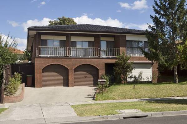 5 MINUTES WALK TO SHOPPING CENTRE Picture 1