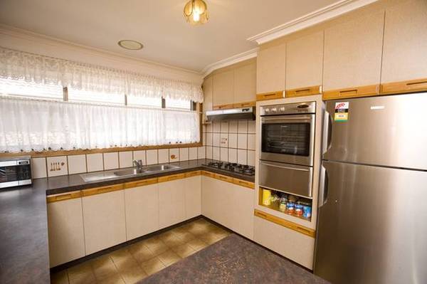 5 MINUTES WALK TO SHOPPING CENTRE Picture 2