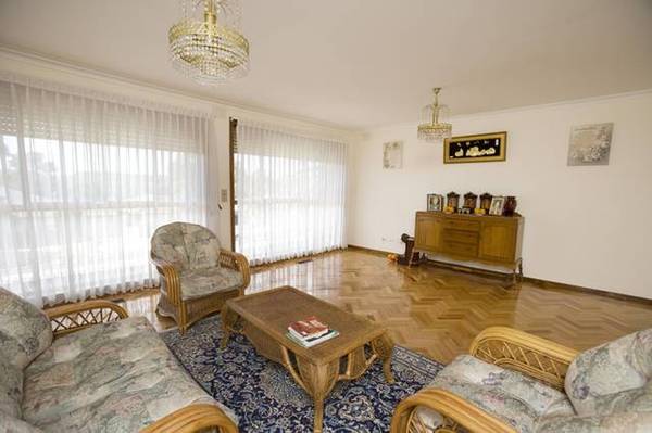 5 MINUTES WALK TO SHOPPING CENTRE Picture 3