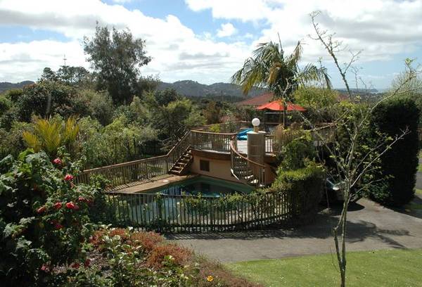 FUN - FILLED FAMILY RETREAT Picture 3