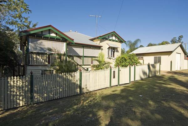 Charming Colonial with Spectacular Balinese Twist..... Picture 1