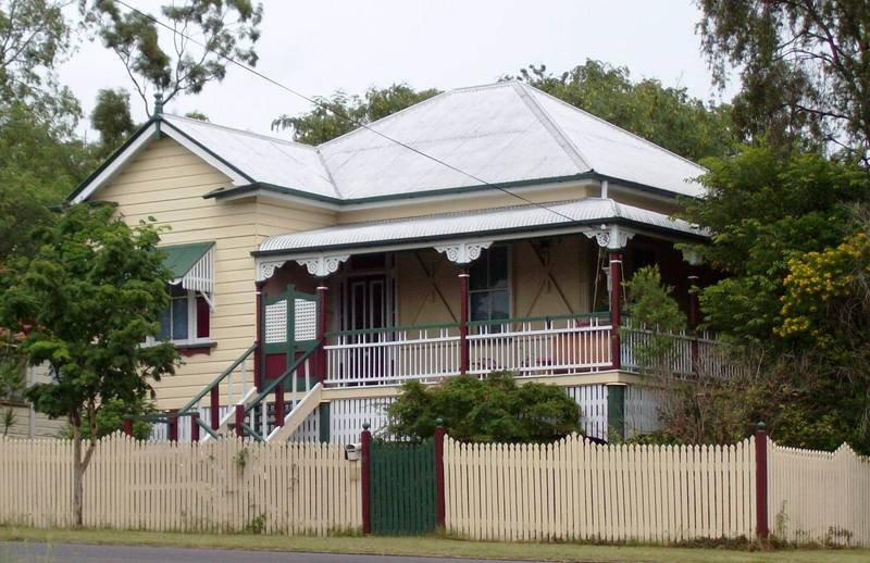 BIG COLONIAL CLOSE TO CBD Picture 1