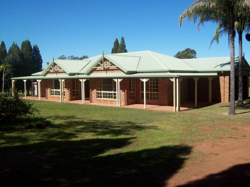 PEACEFUL SETTING - GLORIOUS MOUNTAIN VIEWS - 13.44 HA Picture 1