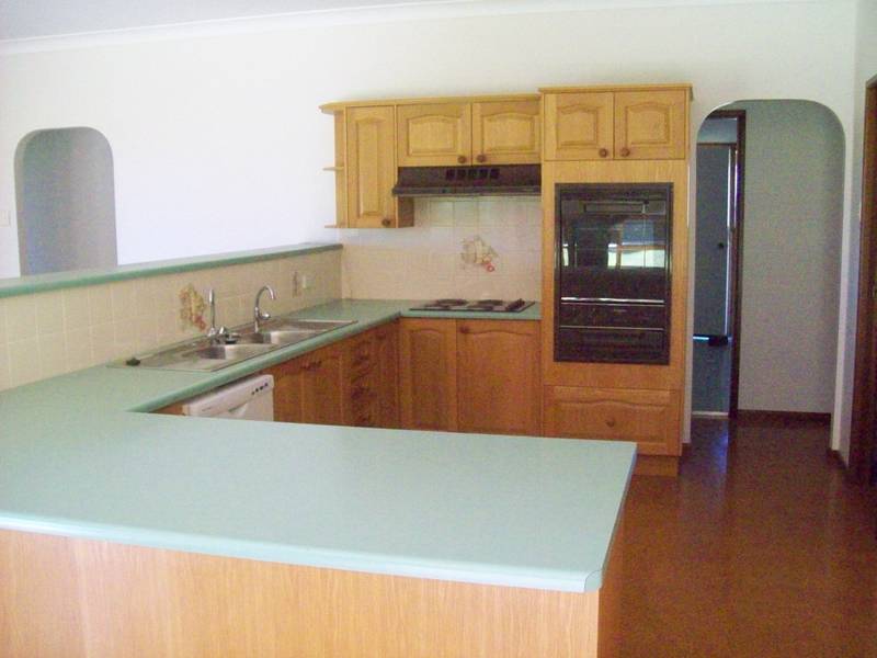 PEACEFUL SETTING - GLORIOUS MOUNTAIN VIEWS - 13.44 HA Picture 2