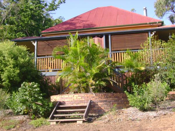 Elevated Colonial in quiet Street Picture 1