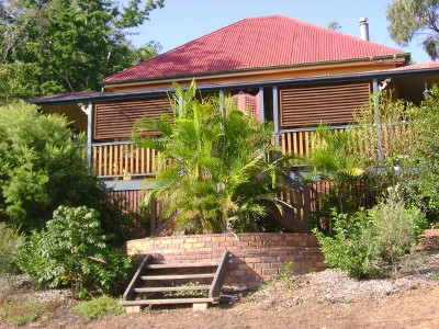 Elevated Colonial in quiet Street Picture