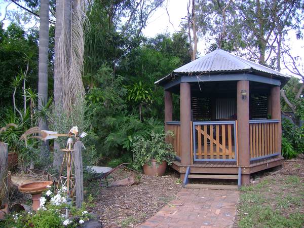 Elevated Colonial in quiet Street Picture 2