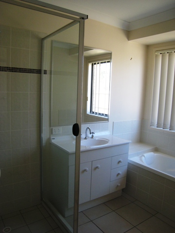 DEEBING HEIGHTS - Just under the Highway from YAMANTO Picture 2