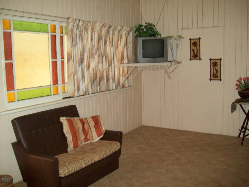 MOVE STRAIGHT IN OR REFURBISH TO YOUR HEARTS CONTENT! Picture 3