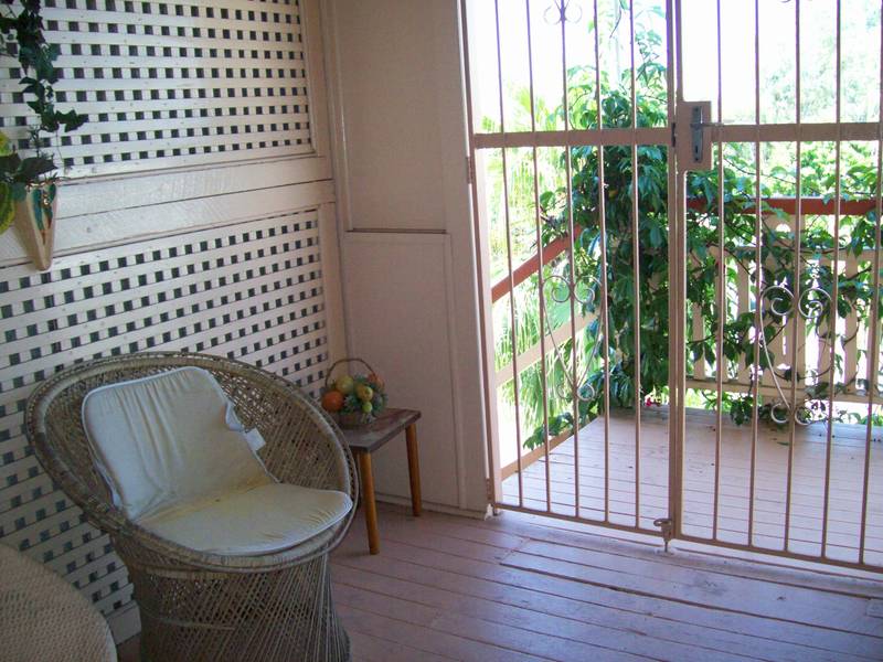 MOVE STRAIGHT IN OR REFURBISH TO YOUR HEARTS CONTENT! Picture 2