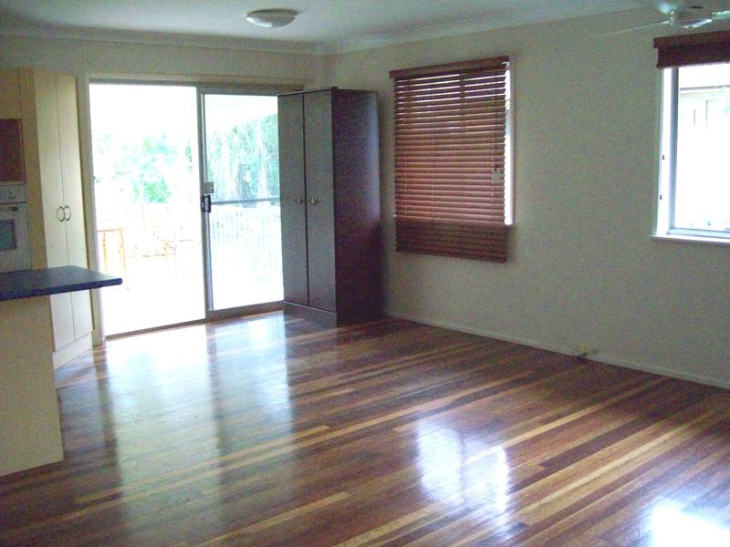 A HOME WITH EVERYTHING GOING FOR IT!! Picture 3