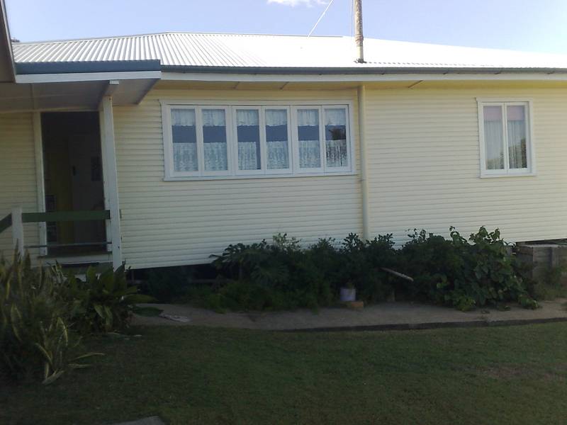 Solid 3 Bedroom Home - Quiet Street in Silkstone Picture 3