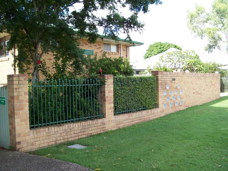 GREAT INVESTMENT - TOWNHOUSE - BOOVAL Picture 2