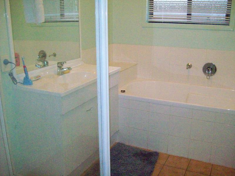 SPACIOUS 4 BEDROOM BRICK Picture 3