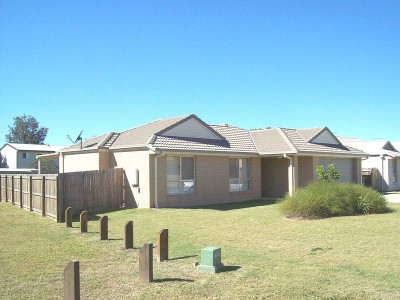 FAMILY 4 BEDDER BESIDE THE PARK! ONE MILE $323000 Picture