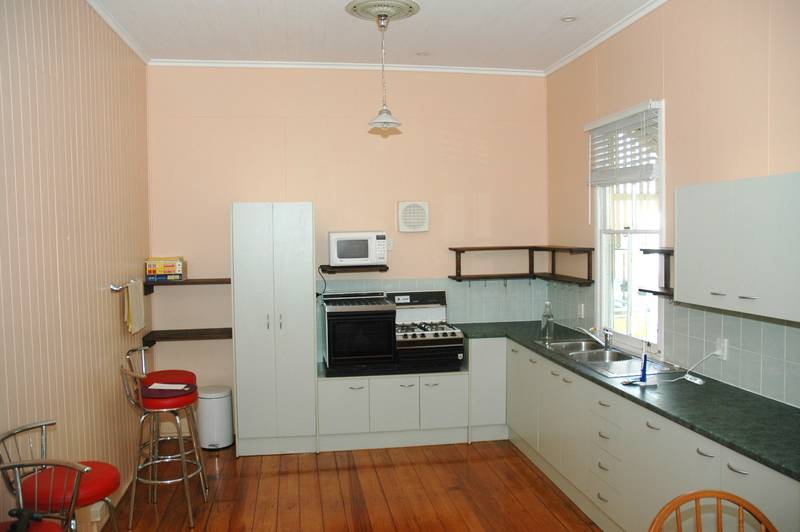 INNER CITY COLONIAL ZONED CBD Residential High Density Picture 2