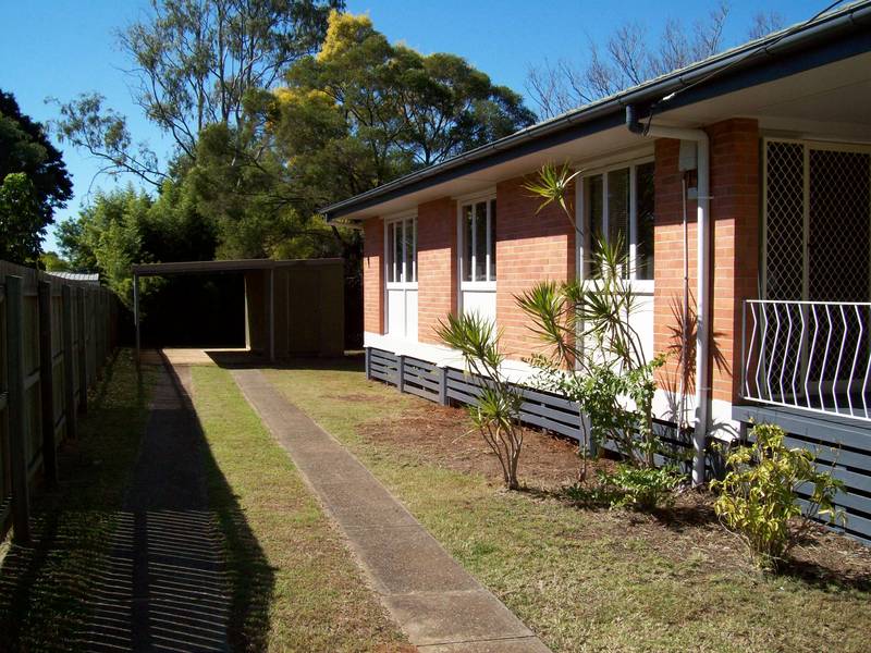 SOLID HOME IN POPULAR AREA! Picture 3