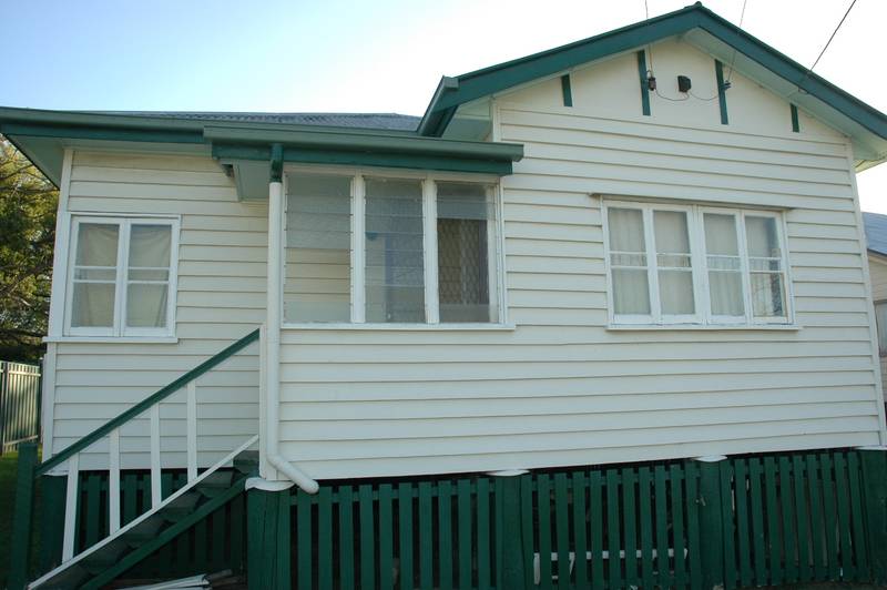 WHITE-PICKET-FENCE OPPORTUNITY Picture 1