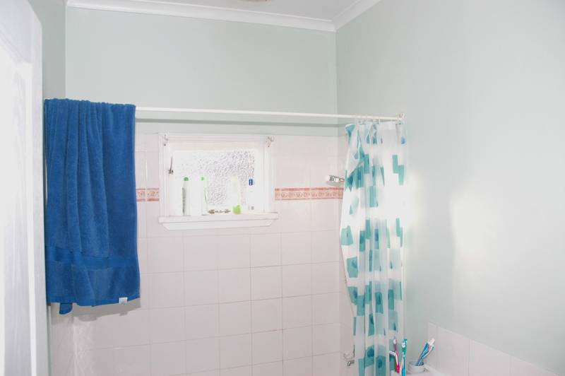 WHITE-PICKET-FENCE OPPORTUNITY Picture 2