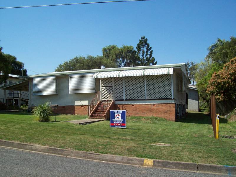 GREAT POSITION, GREAT BLOCK, BIGGER THAN AVERAGE RENOVATOR WITH DUAL OCCUPANCY POTENTIAL Picture 1