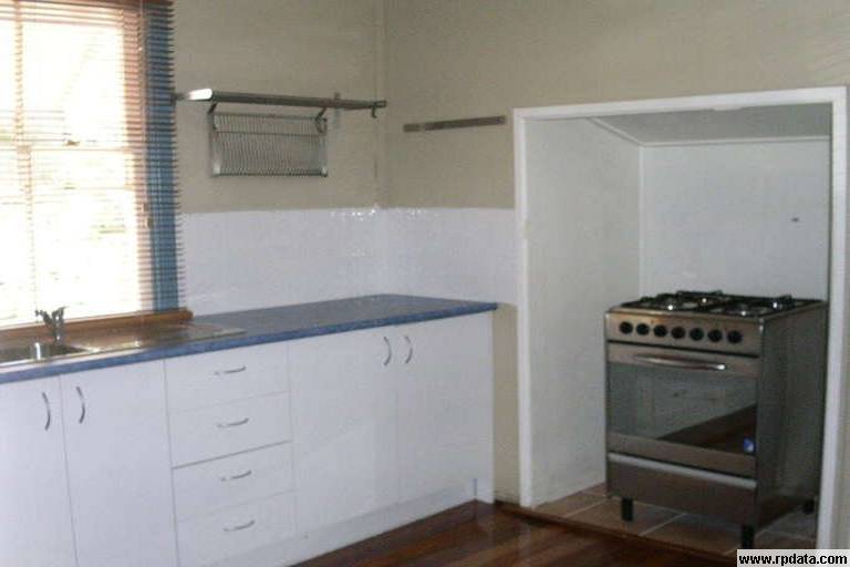 EXCELLENT VALUE! CHARMING NORTH IPSWICH COLONIAL Picture 2