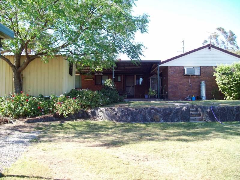 4 BEDROOMS PLUS STUDY
- WALK TO STATION Picture 2