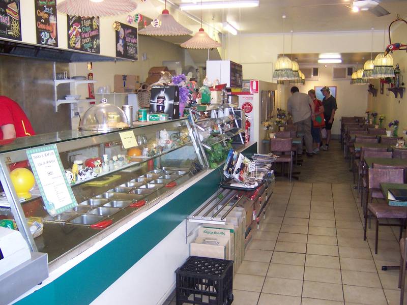 TAKEAWAY/RESTAURANT OPPORTUNITY ON MALL Picture 1