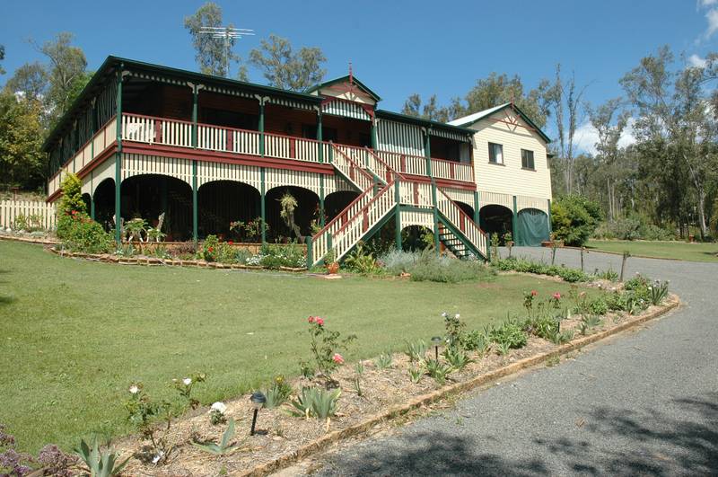 Huge executive Queenslander style home Picture 3