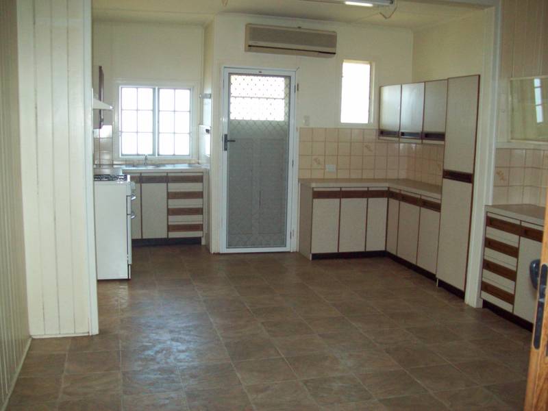 FABULOUS FIRST HOME OR FANTASTIC INVESTMENT! Picture 2